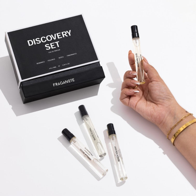 discovery set Eau De perfume hold by a women in her hand